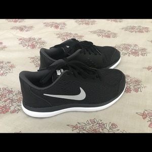 Brand New Boys Nike Flex - size 2.5
